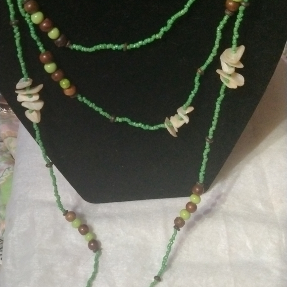 Super long 56" beaded shell necklace green NWT (sku 859) - Picture 2 of 4